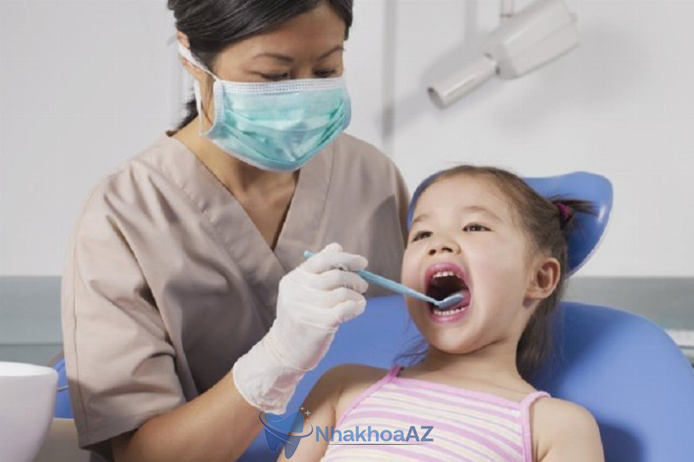 Cho bé tới nha sĩ kiểm tra và điều trị kịp thời