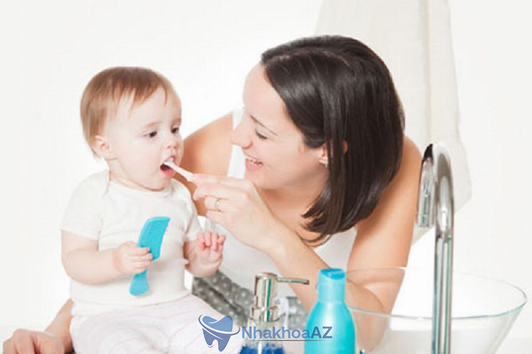 Vệ sinh răng miệng sạch sẽ giúp đề phòng sún răng