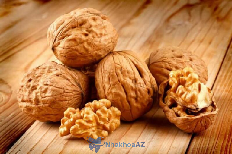 Người đang bị viêm lợi không nên ăn các thực phẩm quá cứng