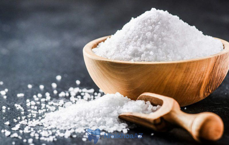 Sử dụng muối hạt để loại bỏ mảng bám