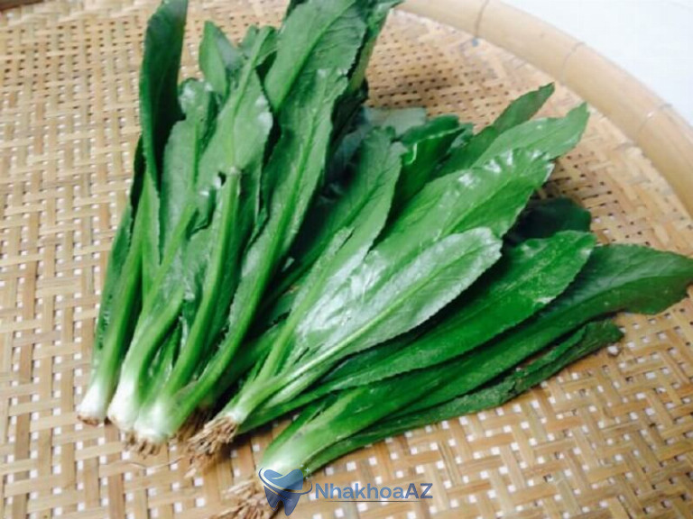 ngò gai và muối giúp giảm hôi miệng