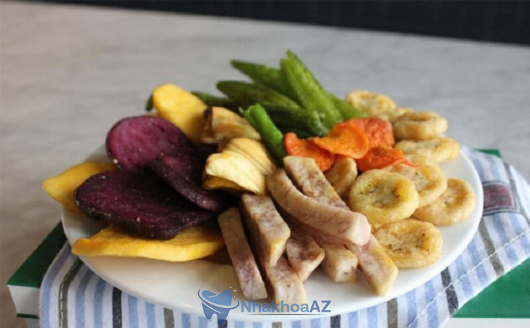 Người bị viêm nướu răng nên hạn chế ăn các thực phẩm quá cứng