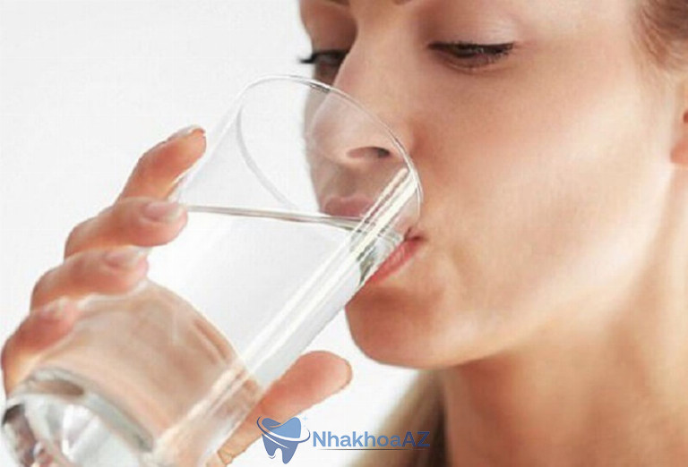 Uống đủ 2 lít nước mỗi ngày để ngăn chặn hiện tượng khô miệng